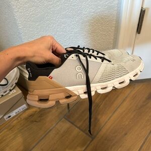 Used Oncloud Flyer (discontinued) In Glacier brown